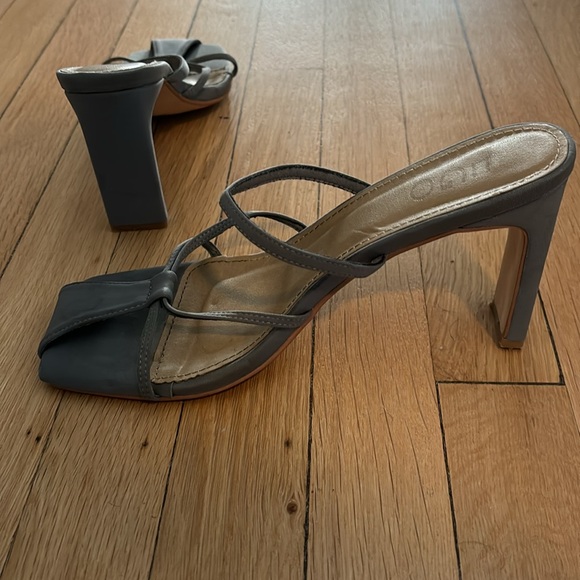 Grey strappy heels - Picture 2 of 3